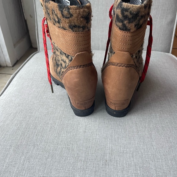 Sorel Lexie Faux Fur leopard print lace up boot womens 
Size 6.5 - Picture 3 of 6